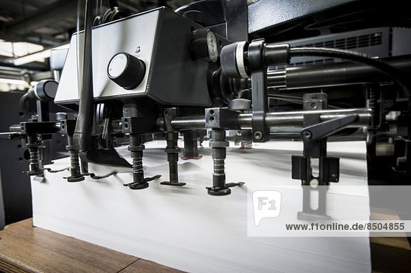 Papieraufbereitung in der Druckmaschine in der Druckerei