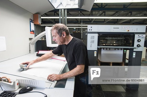 Mitarbeiter bei der Vorbereitung von Digitaldruckanlagen in der Druckwerkstatt
