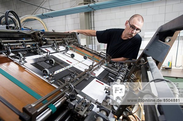 Mitarbeiterüberwachung Druckmaschine in der Druckerei