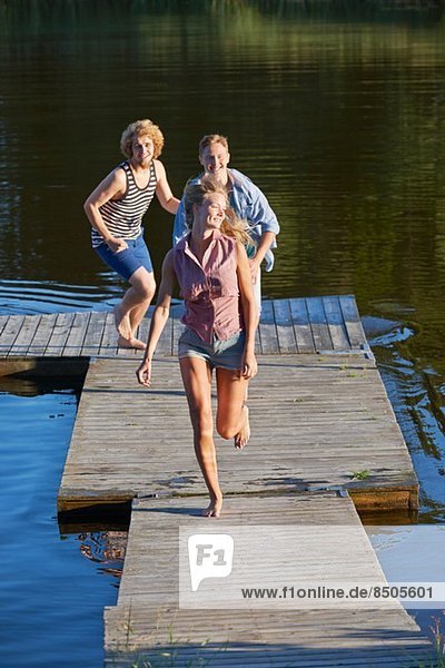 Drei junge erwachsene Freunde auf dem Pier  Gavle  Schweden