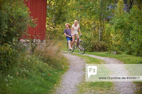 Junges erwachsenes Paar beim Radfahren  Gavle  Schweden