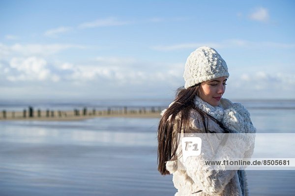 Junge Frau mit Strickmütze  Brean Sands  Somerset  England