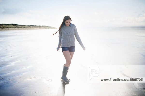 Junge Frau am Strand im Sonnenlicht  Brean Sands  Somerset  England