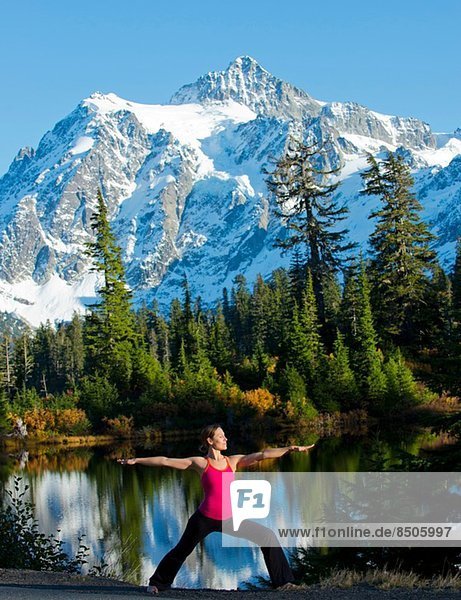 Frau beim Yoga in der Bergwelt  Bellingham  Washington  USA