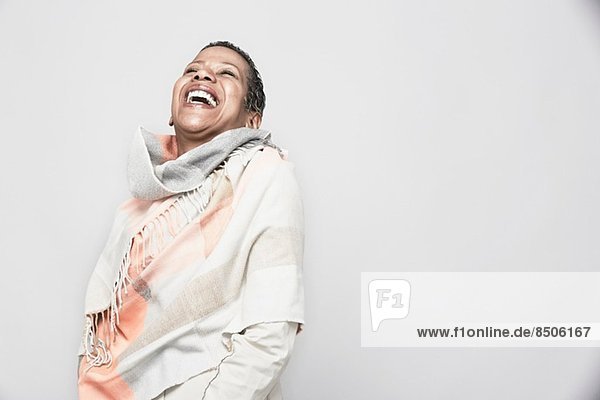 Studio-Porträt einer reifen Frau beim Lachen