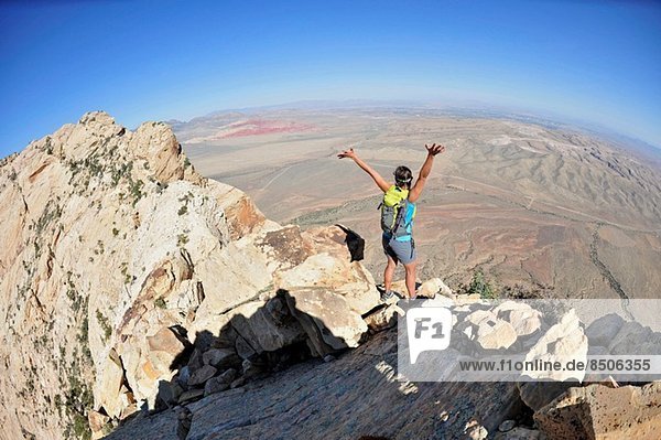 Wanderin feiert auf dem Grat  Mount Wilson  Red Rock Canyon  Nevada  USA