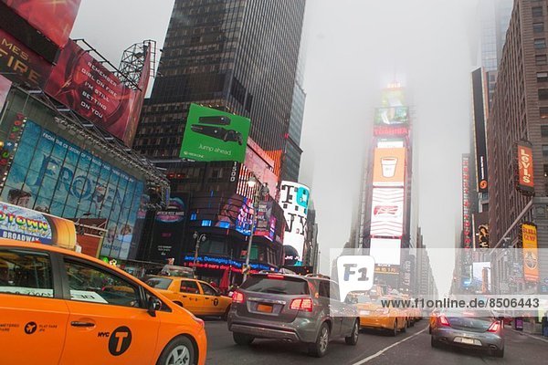 Verkehr und Nebel  Times Square  New York City  USA