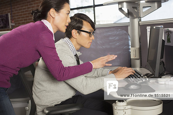 Geschäftsmann und Geschäftsfrau arbeiten mit Laptop