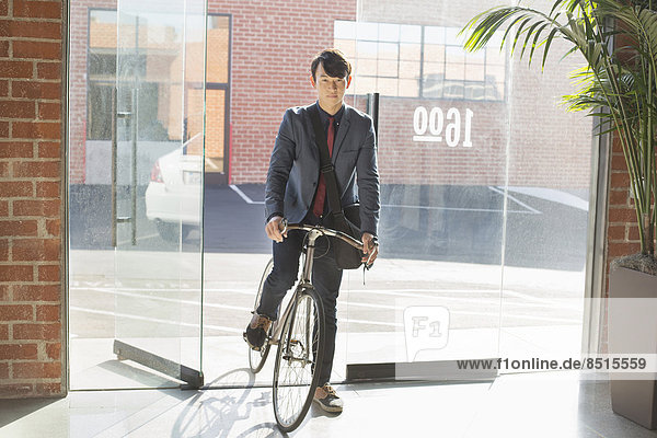 Geschäftsmann  Büro  südkoreanisch  Fahrrad  Rad