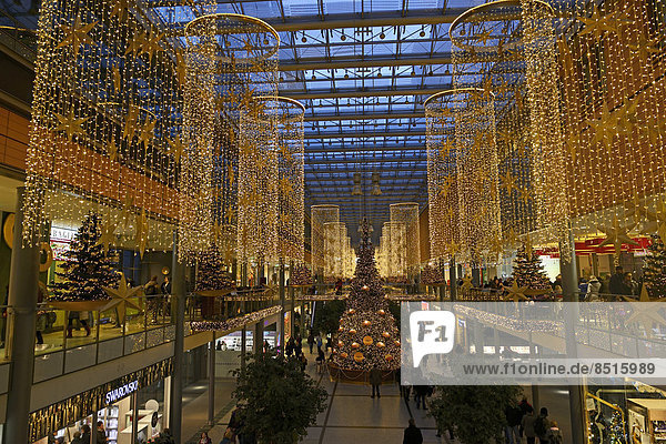 Weihnachtsbeleuchtung in den Potsdamer Platz Arkaden  Berlin  Deutschland
