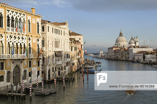 Gebäude Ehrfurcht Brücke Kirche Ansicht zuprosten anstoßen Venetien Italien