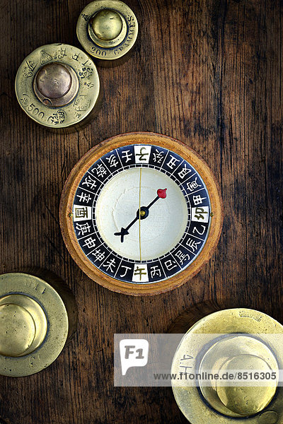 Hantel chinesisch Close-up Gold Kompass