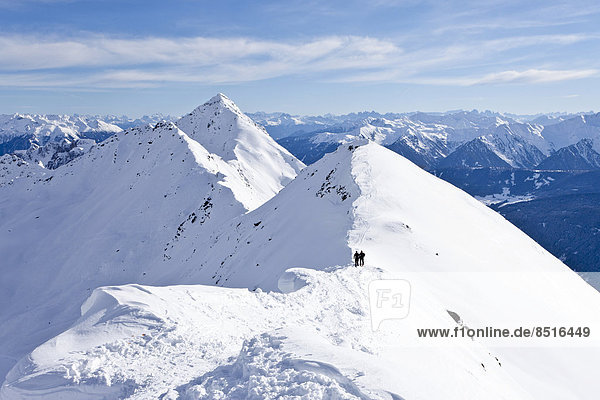 Skitourengeher beim Aufstieg auf die Ellesspitze im Pflerschtal  auf dem Gipfelgrat  Wipptal  Südtirol  Italien