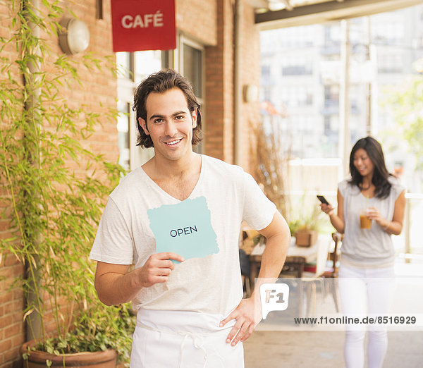 Mann  offen  halten  Zeichen  Cafe  Signal