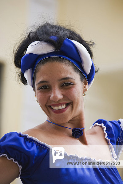 Lächelnde Straßenkünstlerin  Havanna  Kuba
