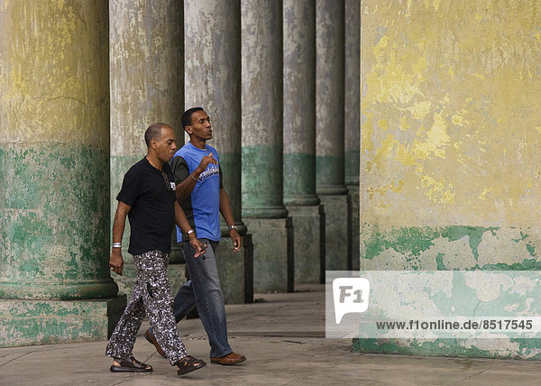 Zwei einheimische Männer gehen vorbei  La Habana Vieja  Havanna  Kuba