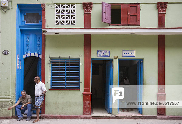 Havanna Hauptstadt Mann Eingang Gebäude hängen 2 Kuba