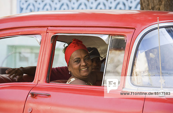 Havanna  Hauptstadt  Frau  Fenster  Auto  hinaussehen  Kuba