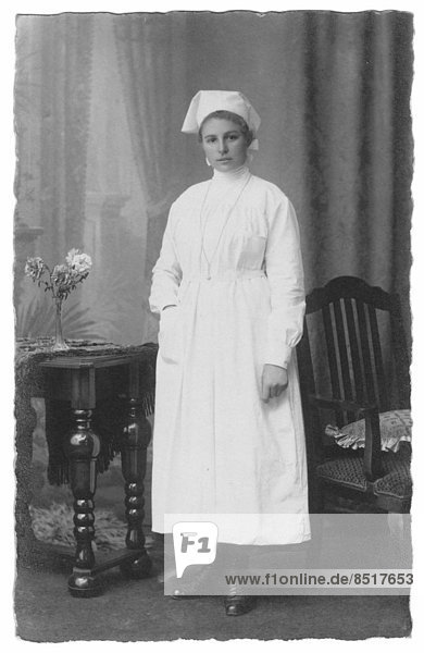 Junge Krankenschwester  historische Aufnahme
