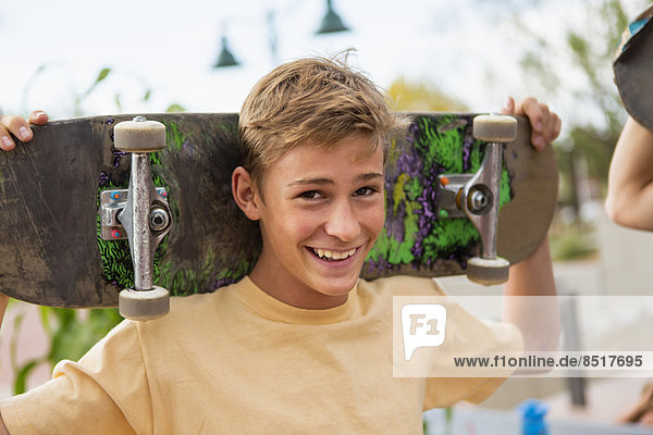 Außenaufnahme  Europäer  Junge - Person  halten  Skateboard  freie Natur