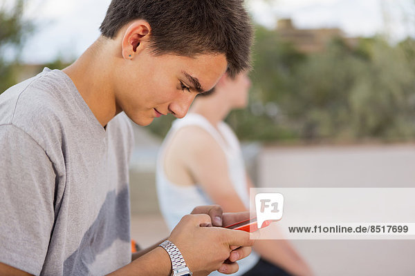 Außenaufnahme  benutzen  Europäer  Junge - Person  Telefon  Handy  freie Natur