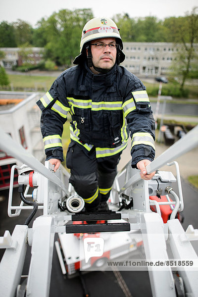Ein Feuerwehrmann klettert eine Leiter hinauf. Foto: Robert Schlesinger