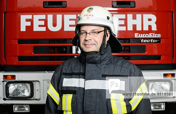 Feuerwehrmann Sascha Bujar steht vor einem Feuerwehrauto. Foto: Robert Schlesinger