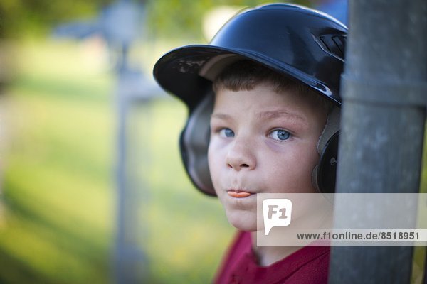 Kaugummi  blasen  bläst  blasend  Spiel  Blase  Blasen  jung  Start  Baseball  Kleidung  schlagen  Helm