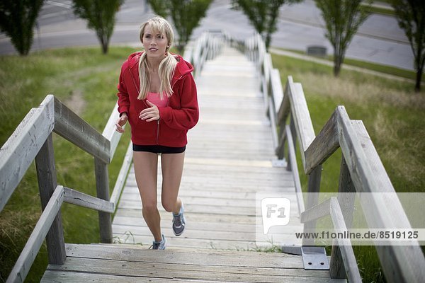 Außenaufnahme blond Frau Sport üben jung trainieren work out