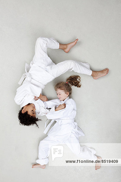 Junge und Mädchen beim Judo-Training