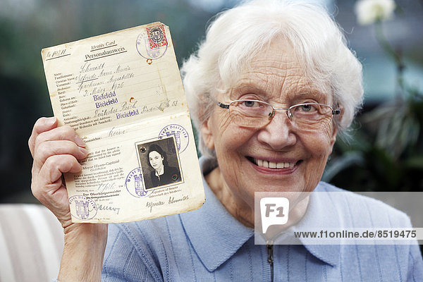 Seniorinnen zeigen ihren alten provisorischen Pass