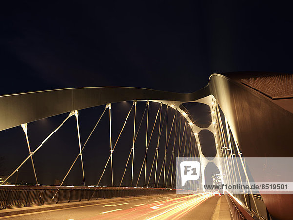 Deutschland  Hessen  Frankfurt  Neue Osthafenbrücke bei Nacht