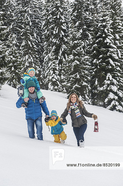 Österreich  Land Salzburg  Altenmarkt-Zauchensee  Familienwandern im Schnee