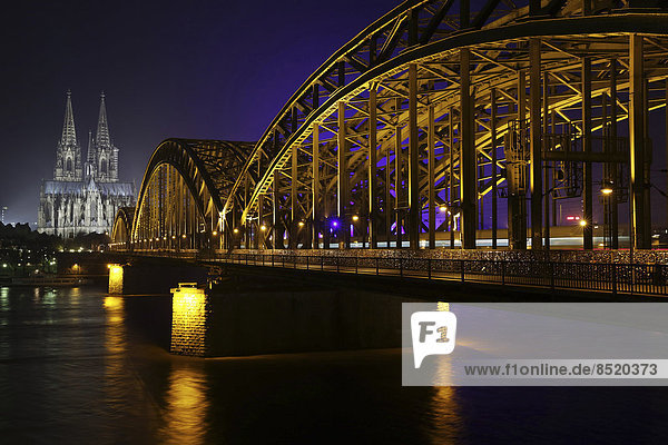 Deutschland  Nordrhein-Westfalen  Köln  beleuchteter Kölner Dom und Hohenzollernbrücke bei Nacht