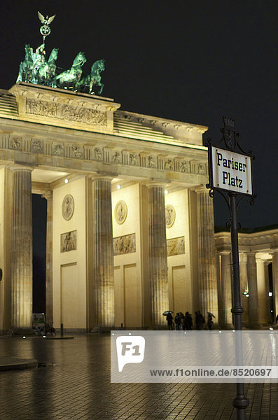 Deutschland  Berlin  Brandenburger Tor am Pariser Platz bei Nacht