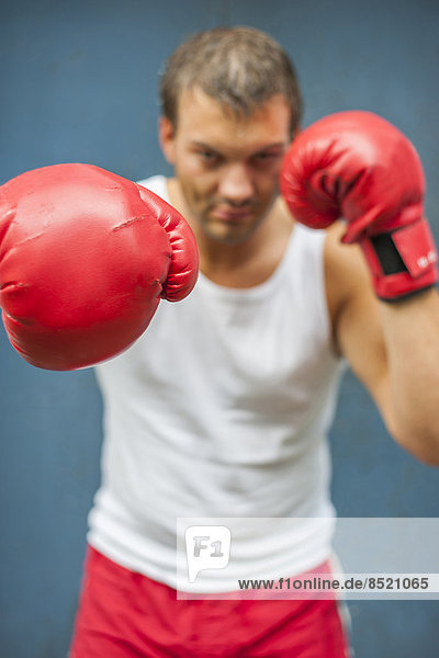 Boxer mit roten Boxhandschuhen kämpfend