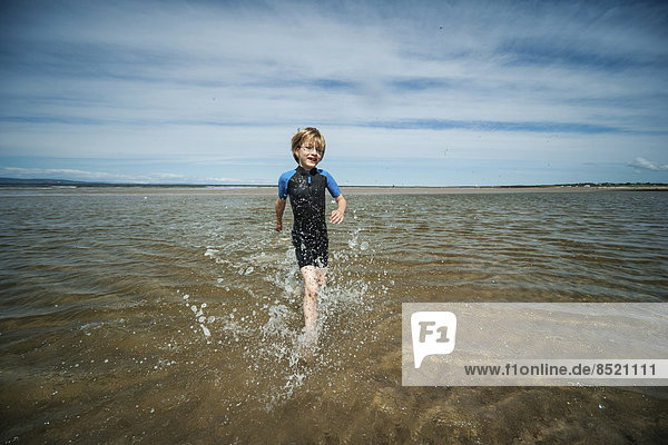 UK  Schottland  Burghead Bay  Junge im Wasser laufend