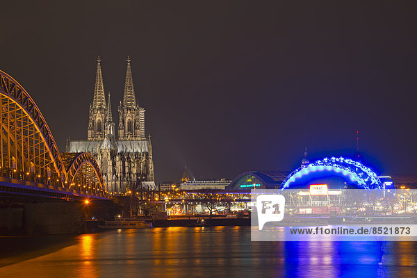 Deutschland  Nordrhein-Westfalen  Köln  Blick auf Hohenzollernbrücke  Kölner Dom und Musikalische Kuppel am Rißer Rhein
