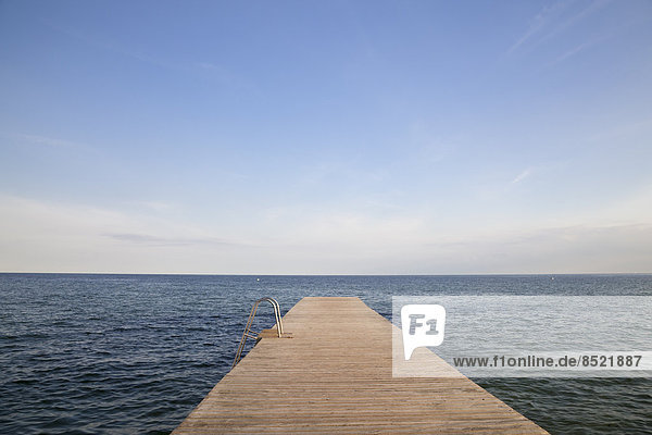 Germany  Schleswig-Holstein  Fehmarn  bathing jetty in front of horizon