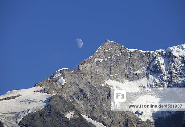 Schweiz  Berner Oberland  Mond oßer Klein Fiescherhorn