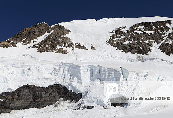 Schweiz  Berner Oberland  Eisfall am Aletschgletscher