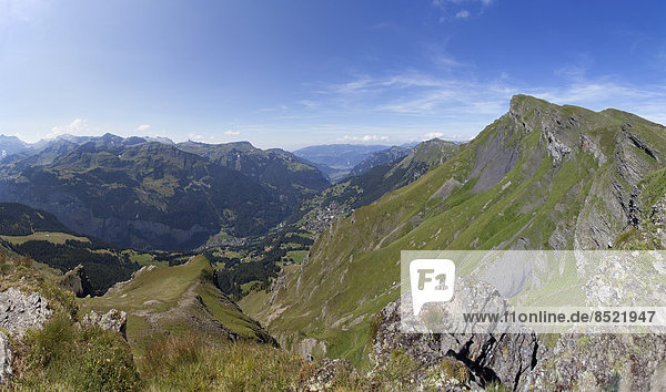 Schweiz  Berner Alpen  Lauberhorn und ßBlick nach Lauterbrunnen und Wengen