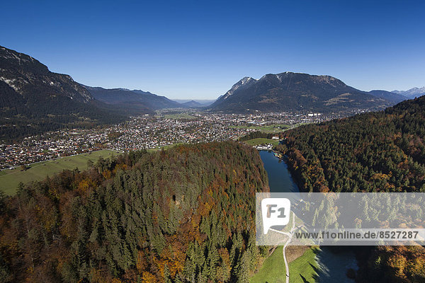 Luftbild  Riessersee  Garmisch-Partenkirchen  Wank  Wettersteingebirge  Loisachtal  Werdenfelser Land  Oberland  Bayern  Deutschland