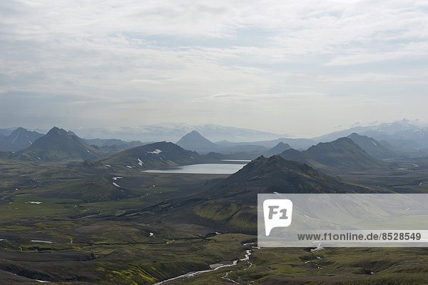 Weite Berglandschaft am See Álftavatn  Trekkingweg Laugavegur  Hochland  Suðurland  Island