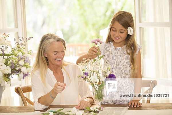 Großmutter und Enkelin beim Blumenarrangement