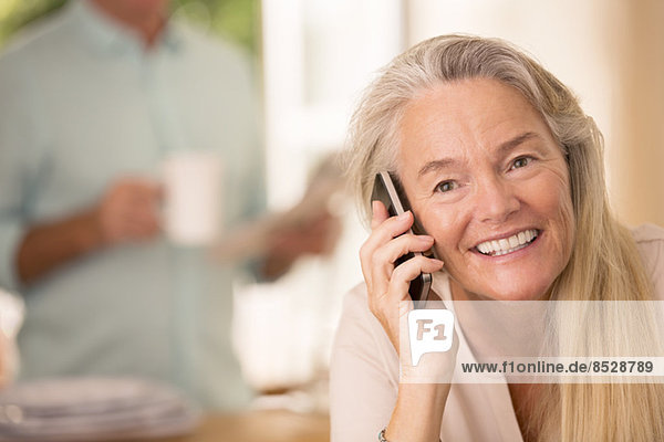 Seniorenfrau spricht am Handy