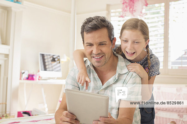 Vater und Tochter mit digitalem Tablett