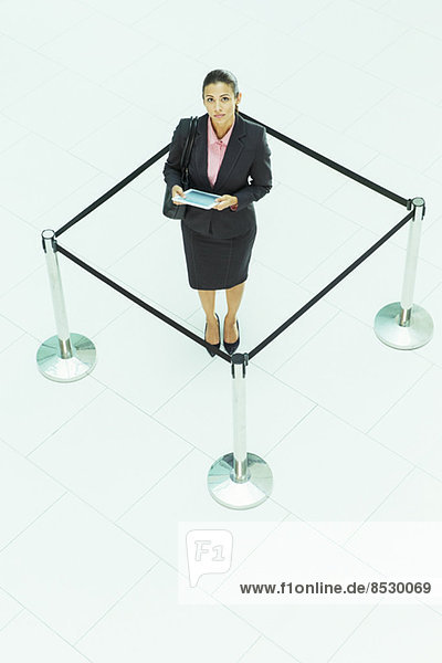 Geschäftsfrau auf dem Abseilplatz stehend