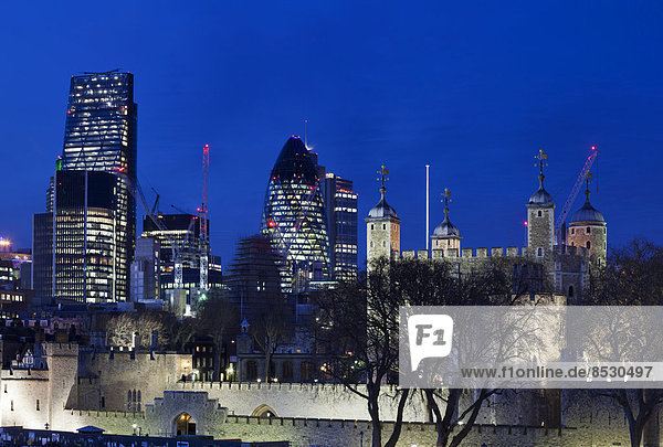 Ausblick auf die City of London mit dem Tower of London  rechts  in der Abenddämmerung  London  England  Großbritannien