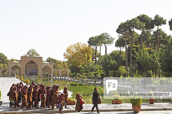Iranische Schulklasse vor dem Eingangsportal und Wasserbecken  Chehel Sotun Palast Garten  Isfahan  Provinz Isfahan  Persien  Iran